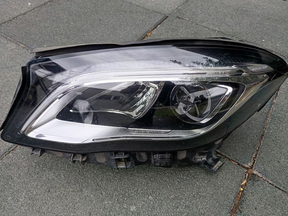 Vând faruri Mercedes Benz GLA 200 originale