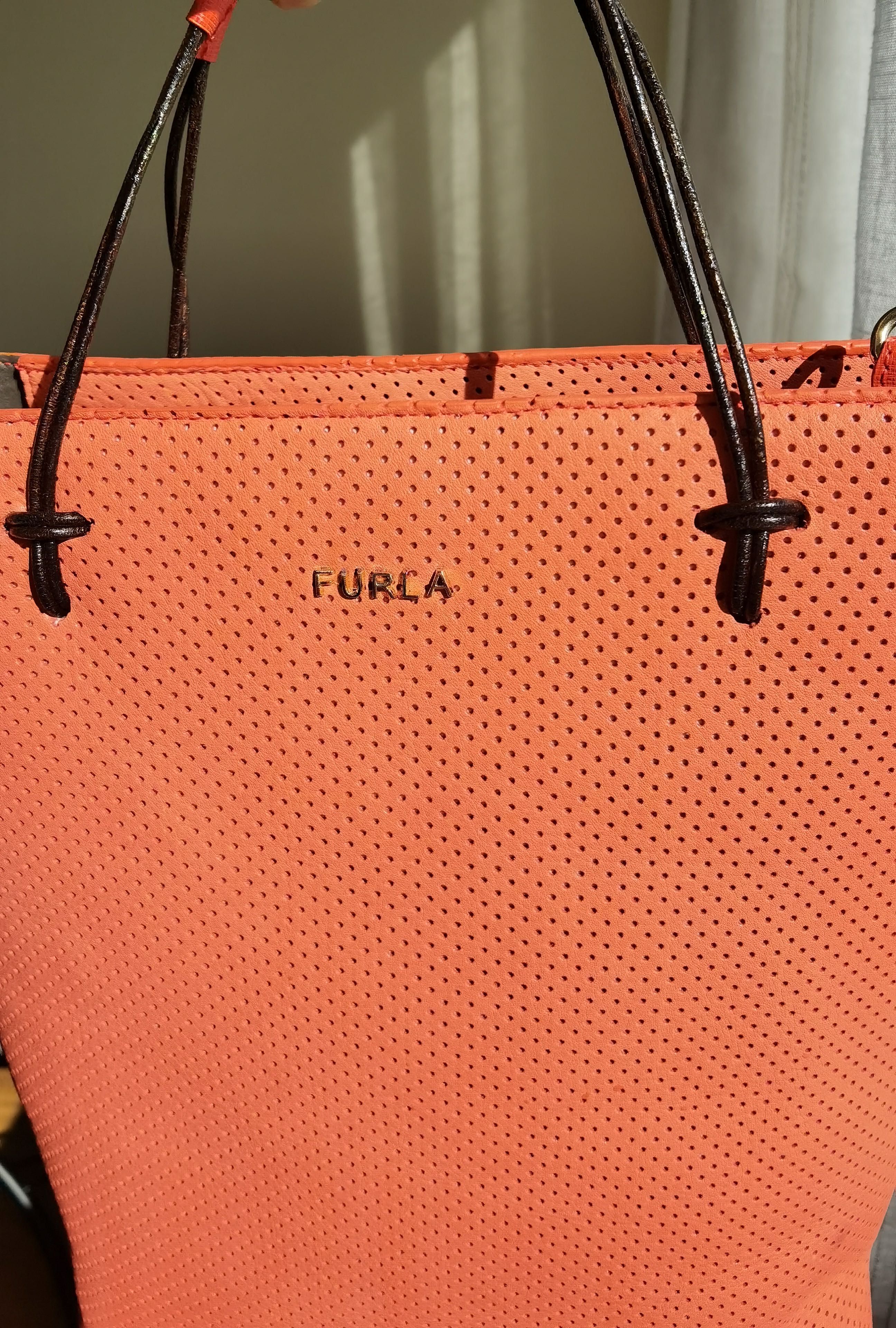 Свежа дамска чанта Furla Essential A4