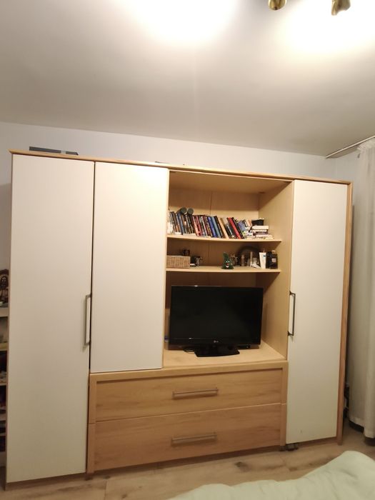 Продавам луксозна спалня с четириклирен гардероб