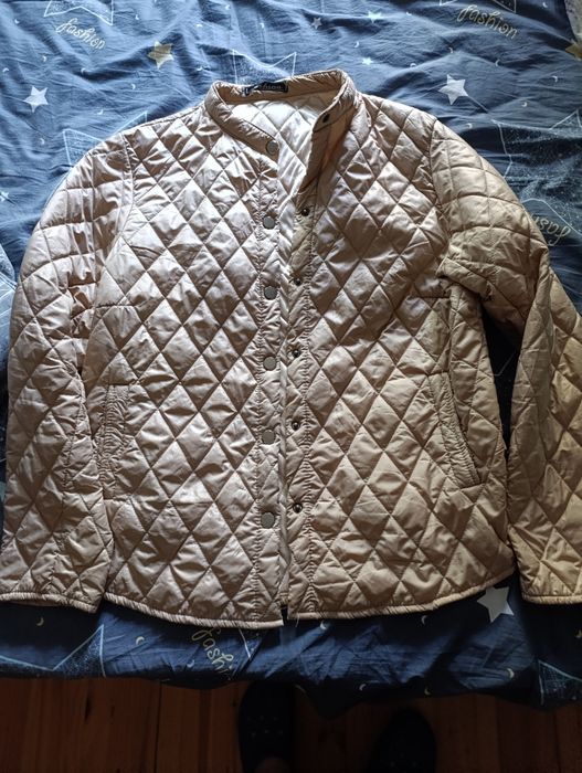 Лёгкая курточка,в хорошем состоянии,нигде нет изьянов.