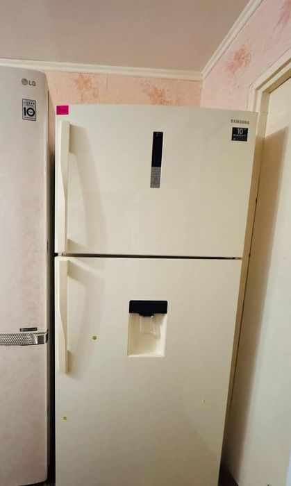 Широкий холодильник Samsung  в хорошем состаение