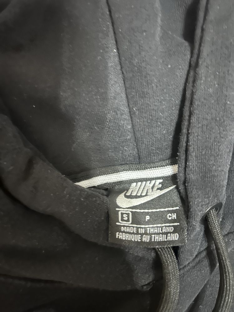 Продава суичър на Nike