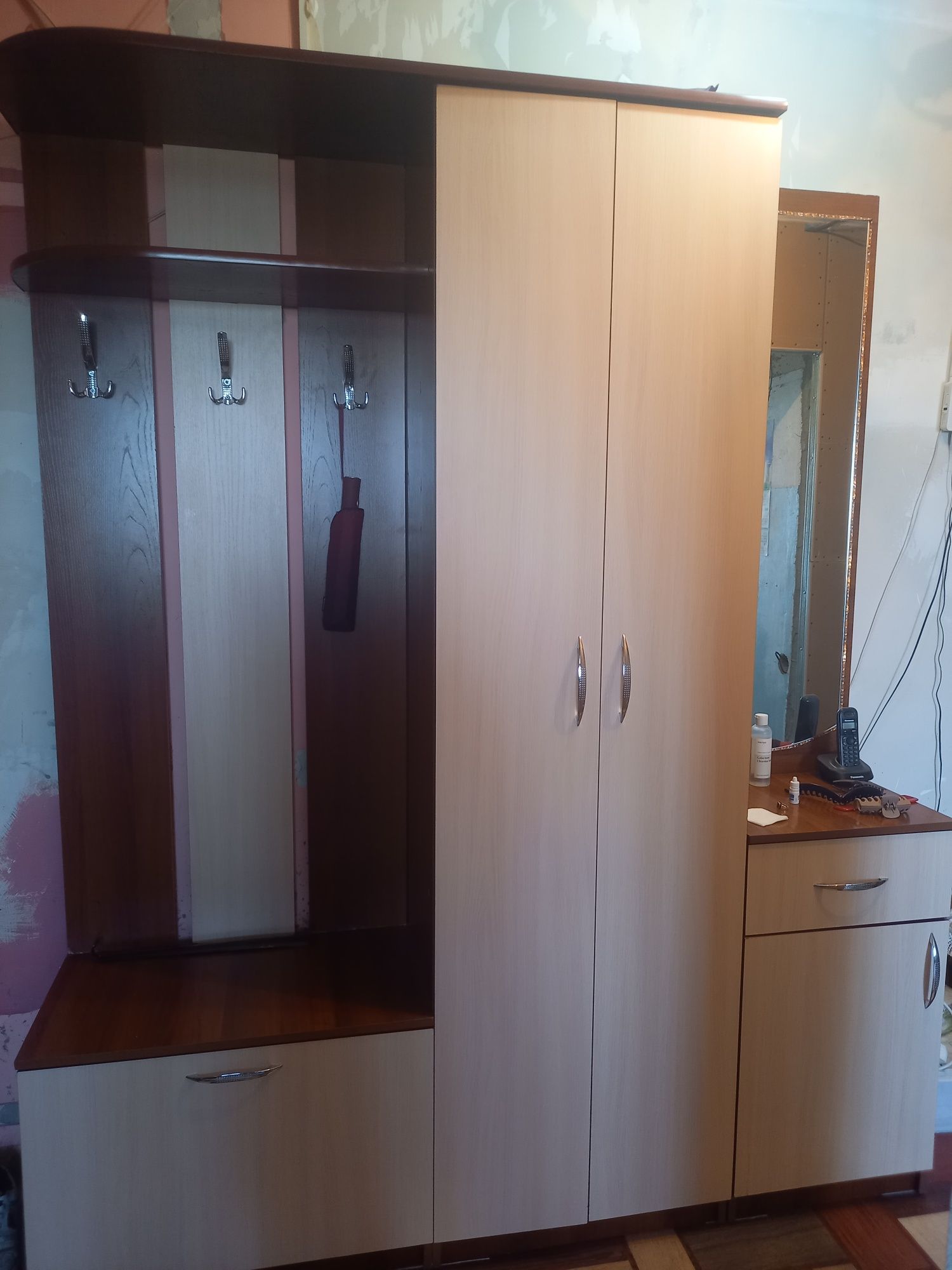 Продам диван+прихожую+шторы+горка.190000т.