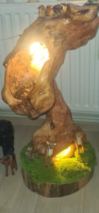 Vand veioza din radacina copac cu muschi