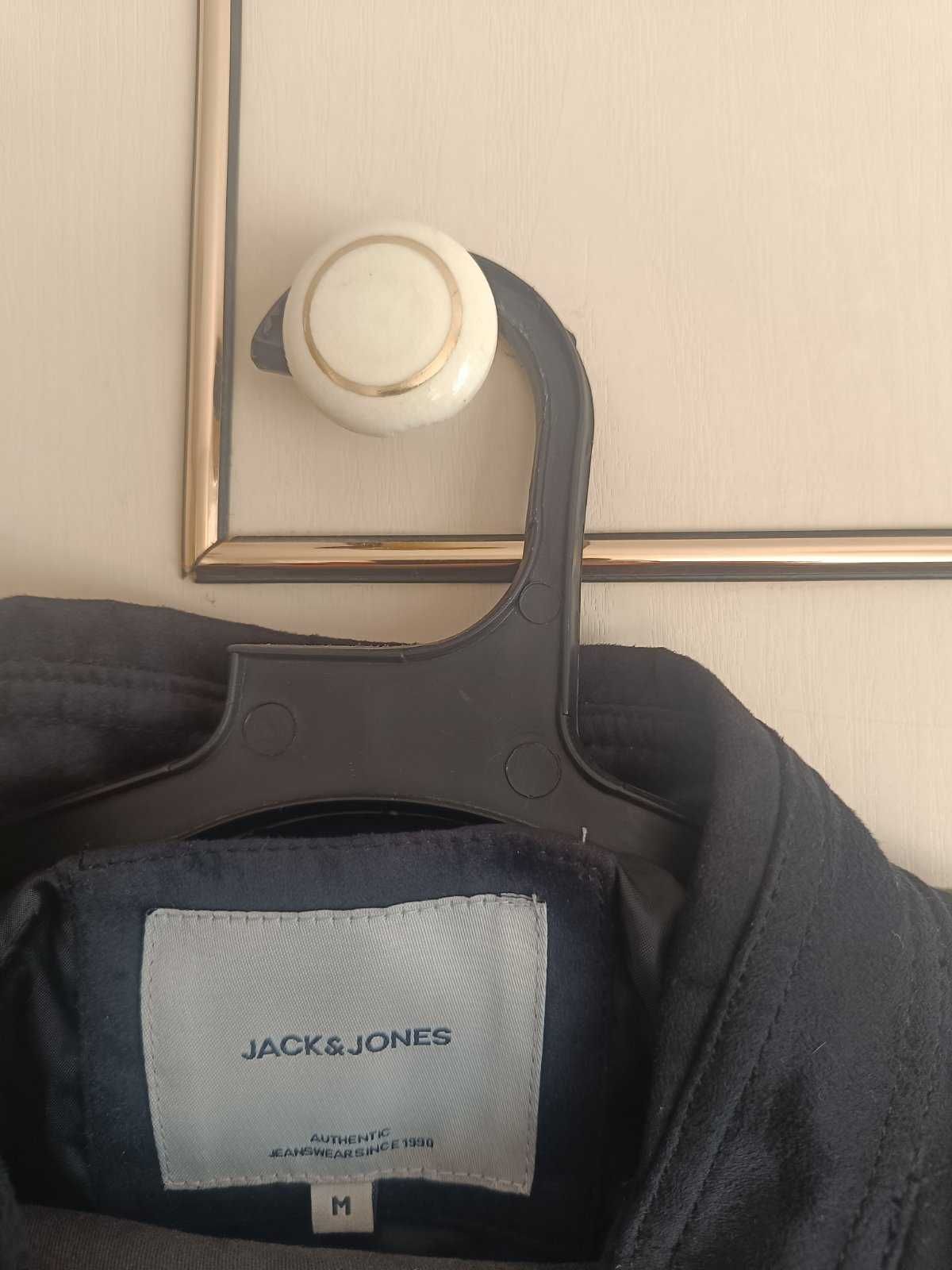 Продавам яке Jack and Jones