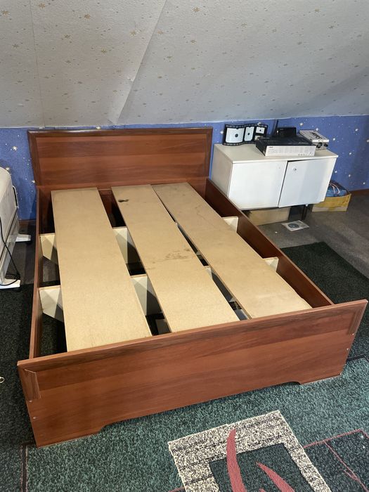 кровать и комнатный гарнитур