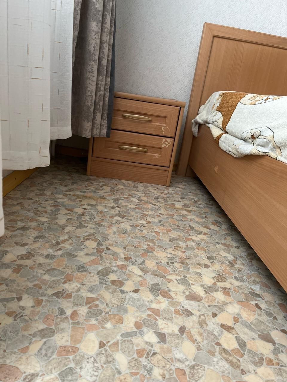 4 стула и кровать с матрасом и  с тумбочками