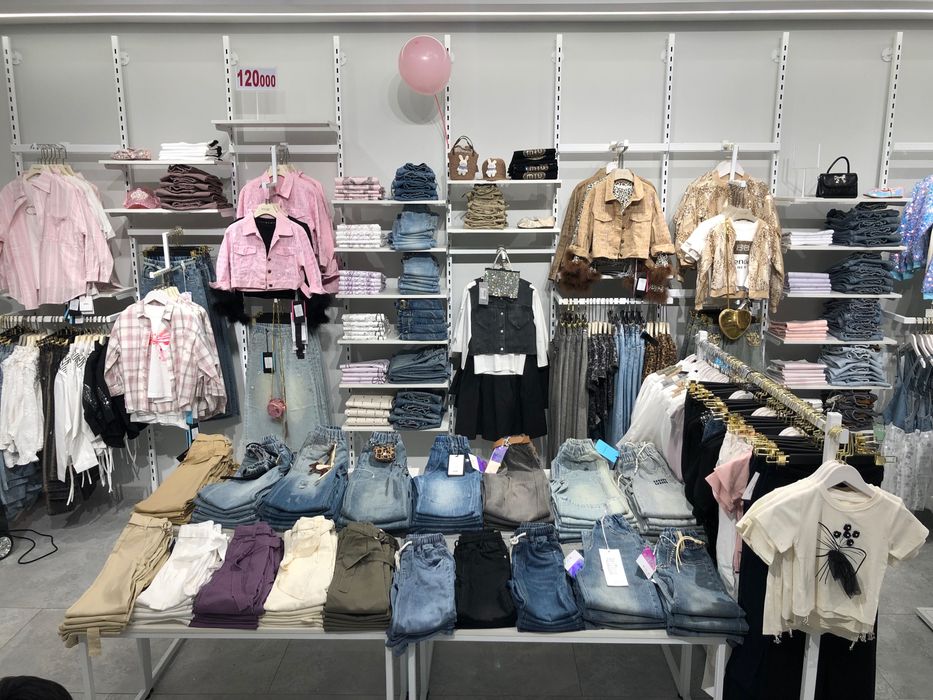 Qizlarga va ayollarga ishbor savdo hodimi lavozimida