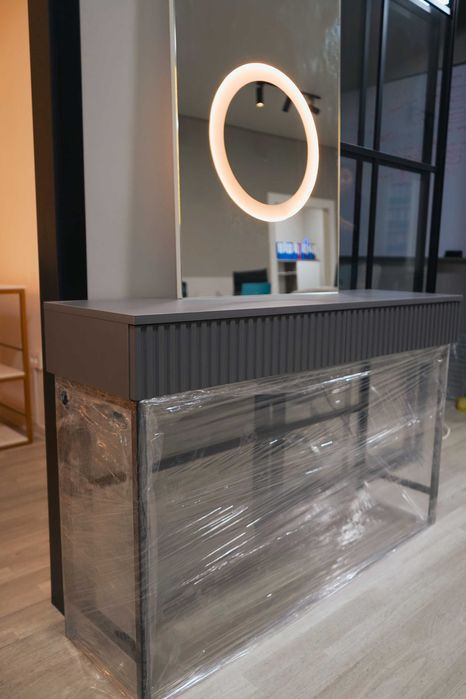 Срочно продам мебель консоль с зеркалом новые