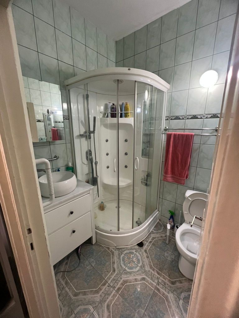 Vând cabina de duș