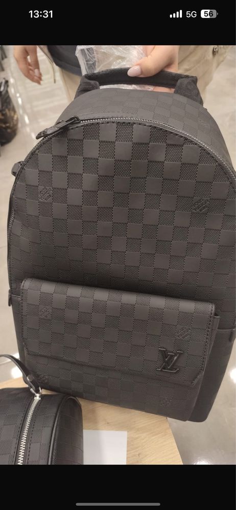 Ghiozdan LV barbati !