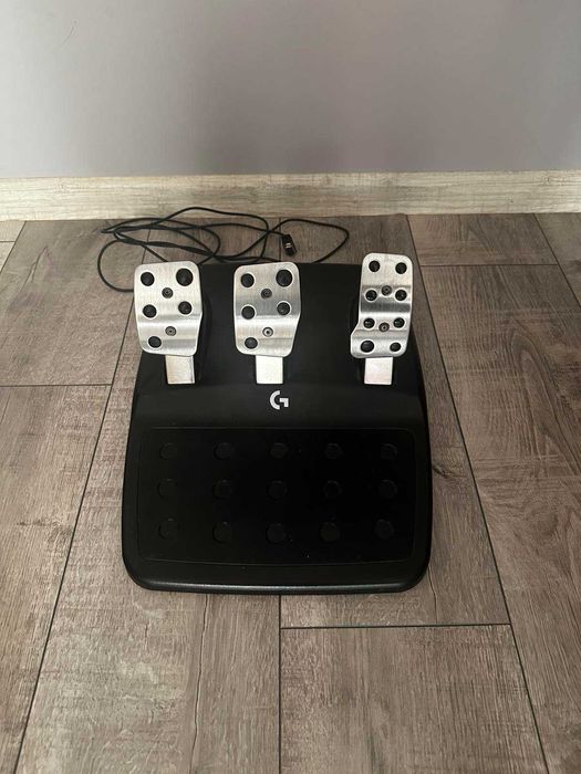 Волан, педали и скоростен лост Logitech G923