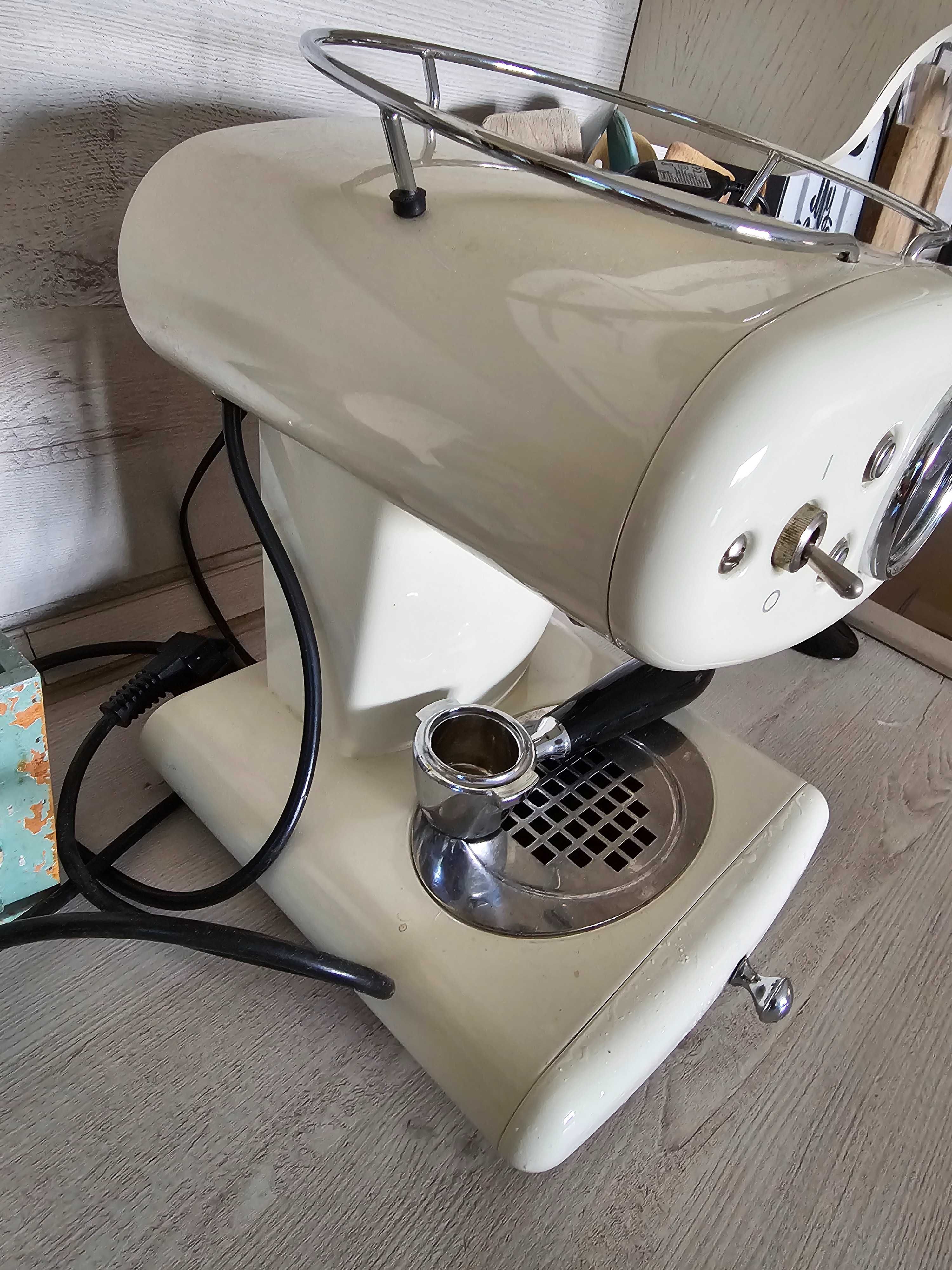 Продавам кафемашина illy X1 Anniversary