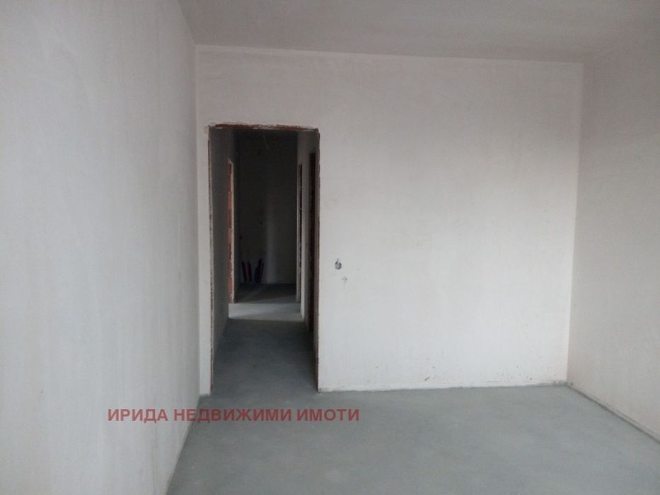 Тристаен апартамент в Бъкстон с АКТ 16!