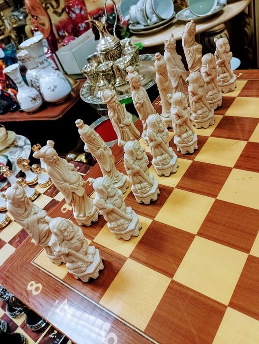 Старинен шах,с будистки фигури!