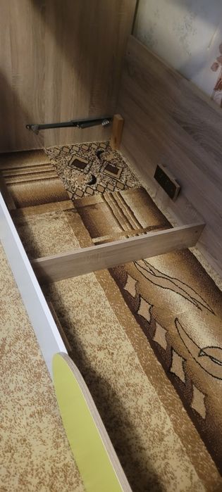 Продовам двуетажно легло без матраци