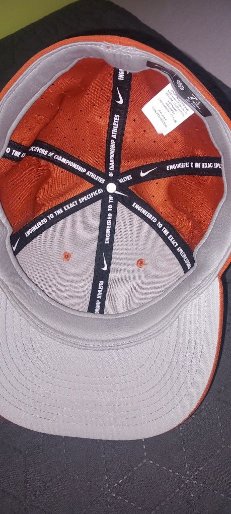 Шапка с козирка Nike