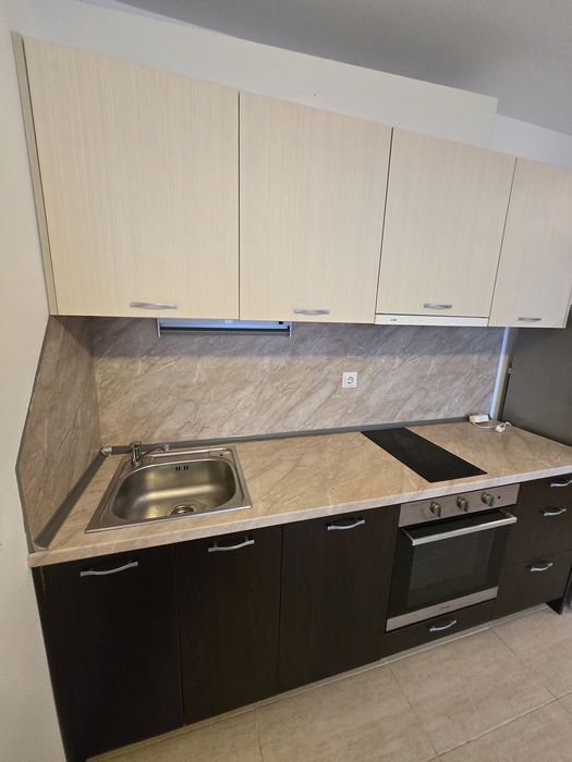 Страхотна кухня в два цвята