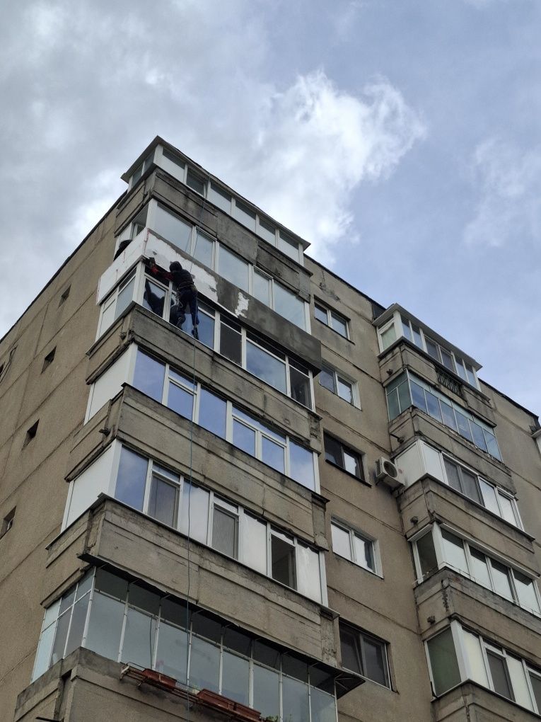 Reparații  fatada  cu alpiniști utilitari  București