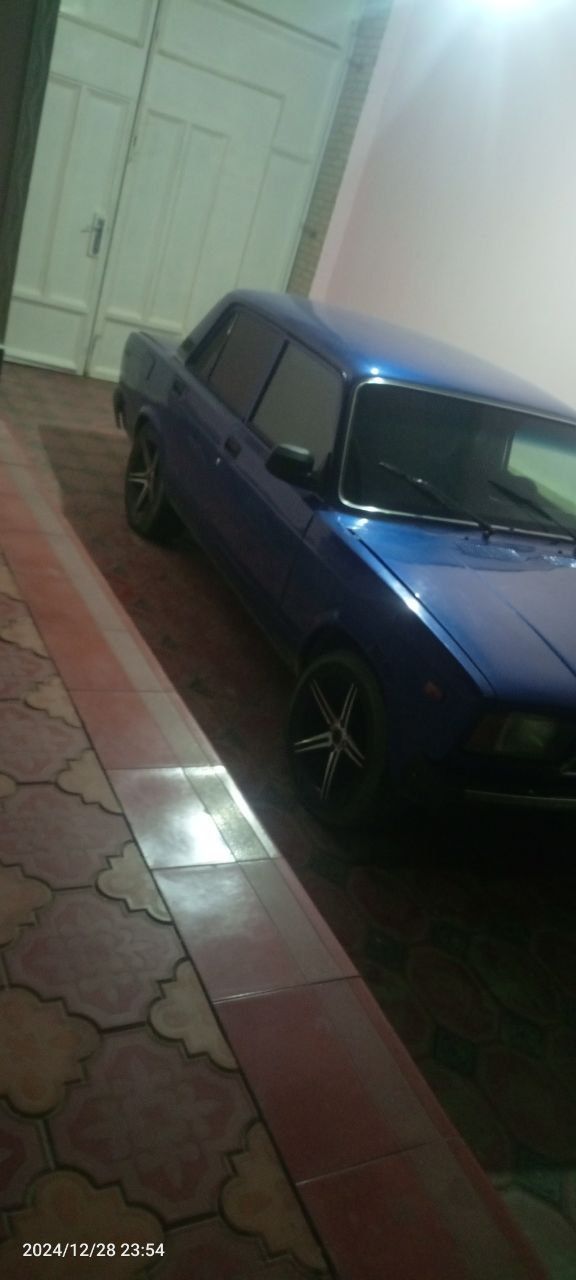 Vaz-2107 sotiladi