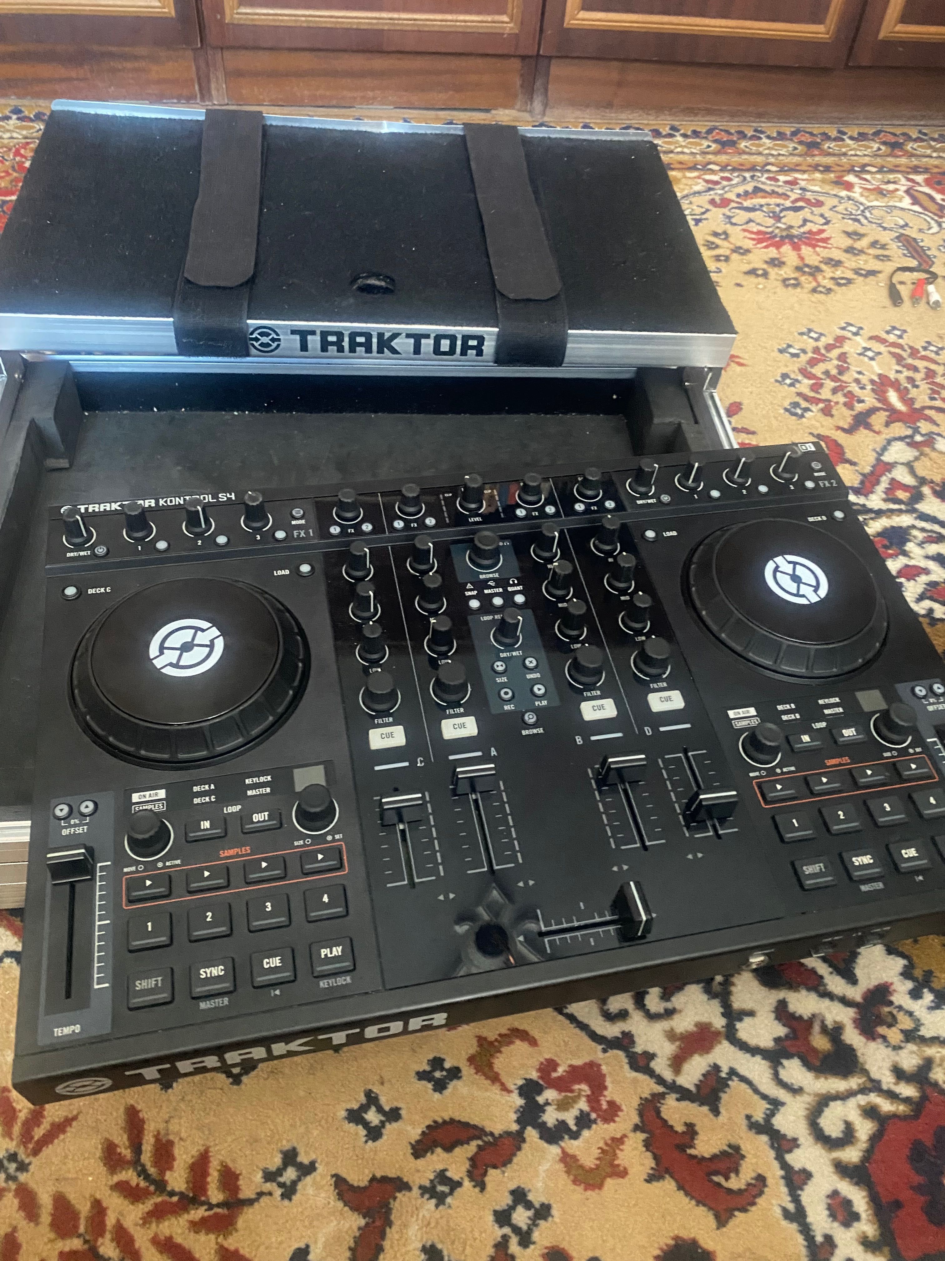 Traktor S4 DJ Controller (контролер за миксиране Native Instruments)