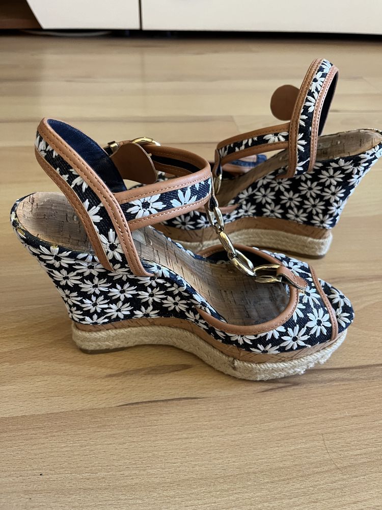 Сандали GUESS на платформа