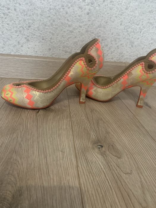 Дамски обувки на висок ток