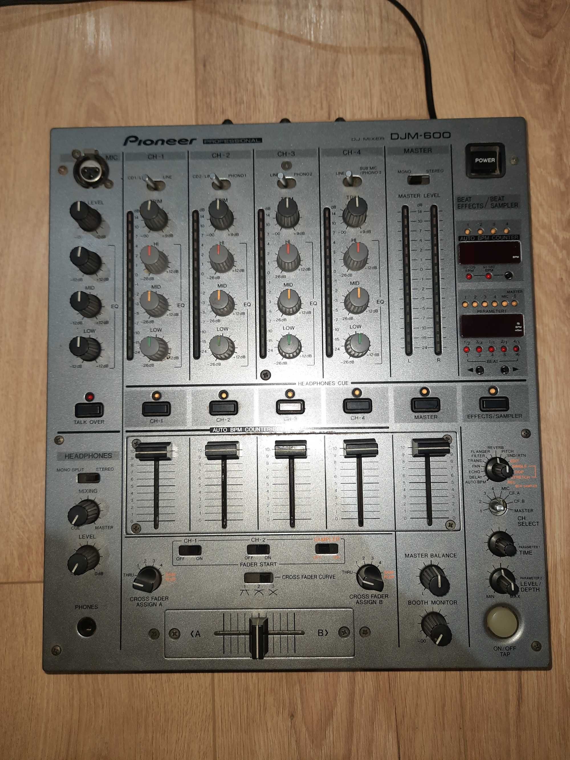 Pioneer CDJ-800MK2 броя + DJ Mixer Pioneer DJM60DJM600
