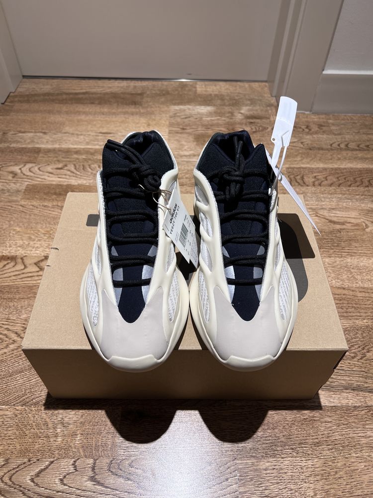 Yeezy 700 V3 Azael 8.5, 11 us/ 42, 45 1/3 eu