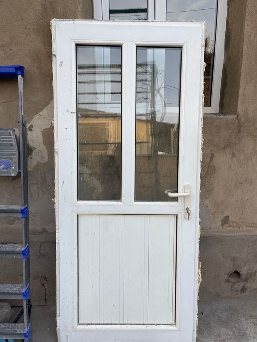 Продается пластиковая дверь б у межкомнатная