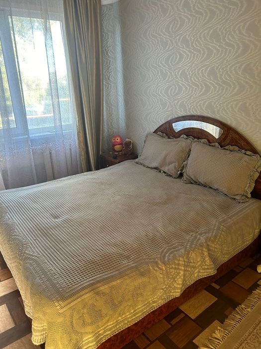 Кровать двуспальная  и трюмо с зеркалом