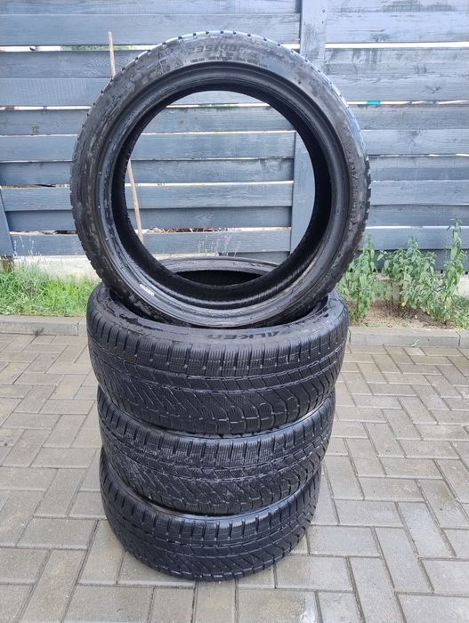 Vând set anvelope iarna 235/40/R19 FALKEN
