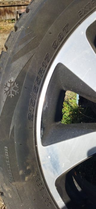 Продам шины зимние на дисках.        Размер 215/55/17