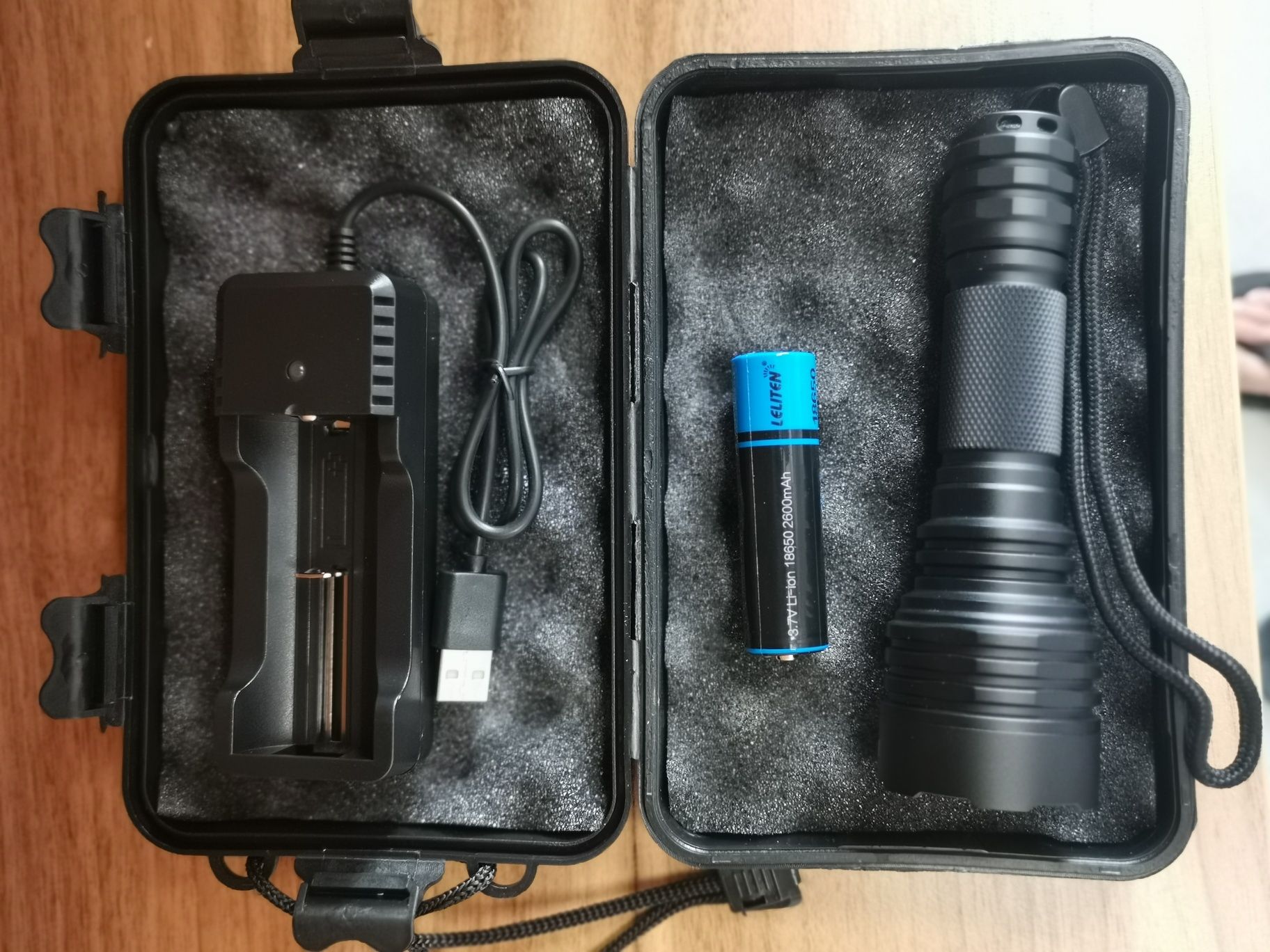 LED фенер -1300м. 1000м. Батерии 18650 ,21700