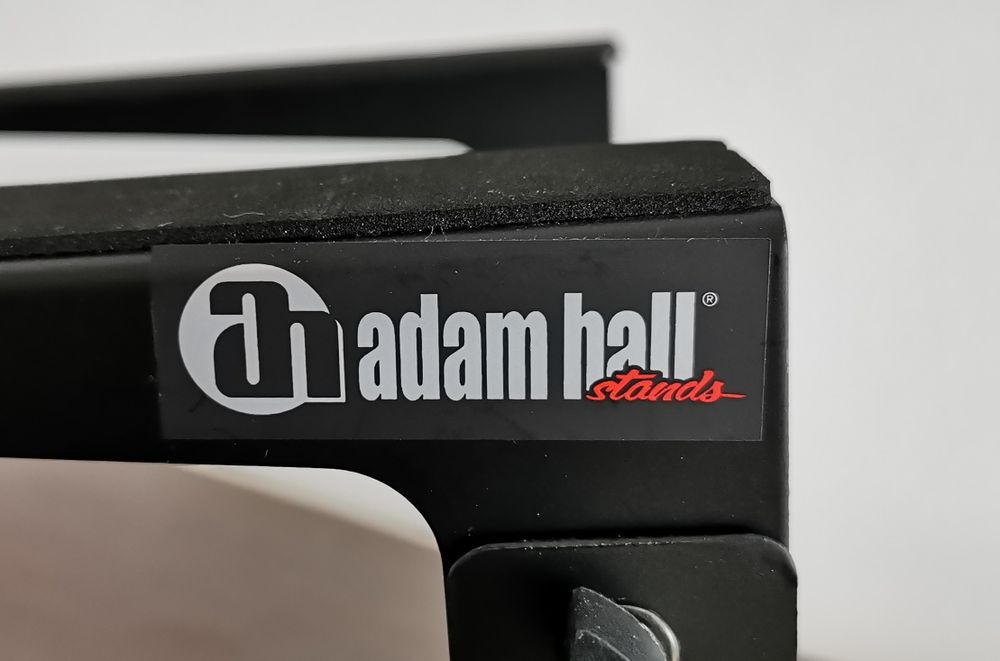Laptop stand Adam Hall pentru DJ