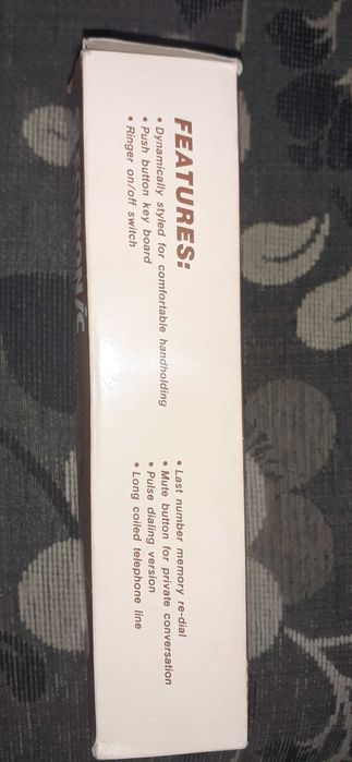 Стационарен телефон слушалка със стойка за стена.