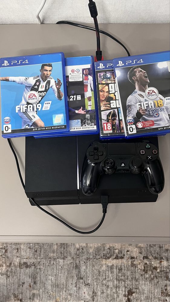 Продам ps4 1тб с 4 дисками 9 купленных в пс стор