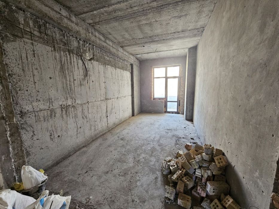 Коробка. 1100$ 1 кв.м Гагарина 2 этаж 4 хона 136кв сквозной