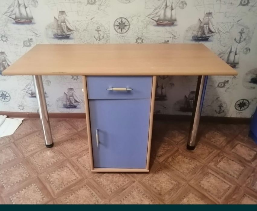 Продам письменный стол в отличном состоянии, б/у, торг уместен