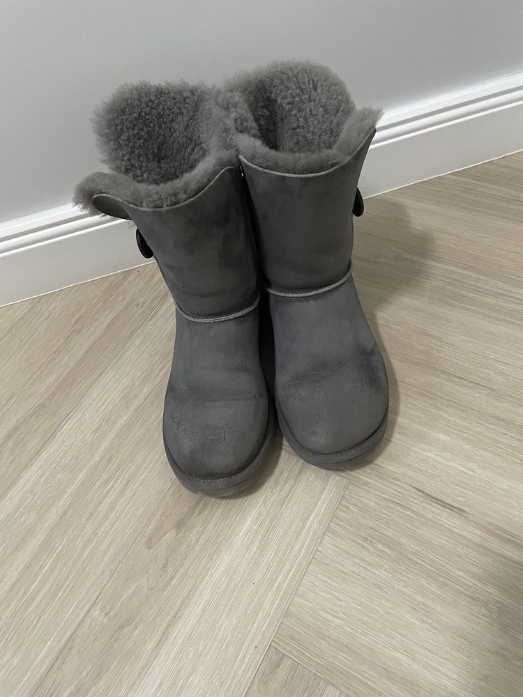 UGG - Cizme scurte gri Bailey Button