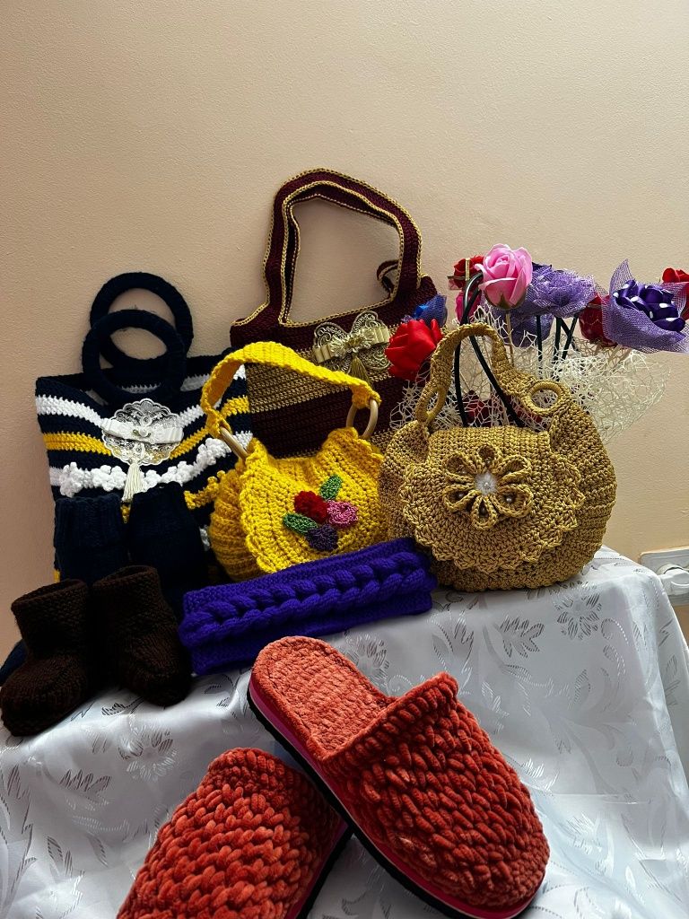 Accesorii handmade : posete , papuci etc