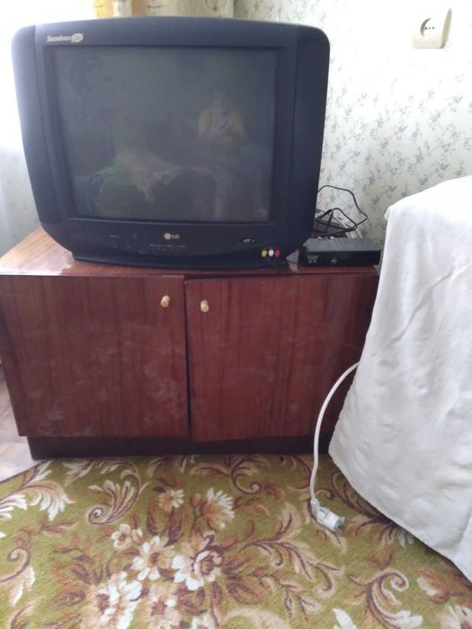 Телевизор с тумбочкой и приставкой