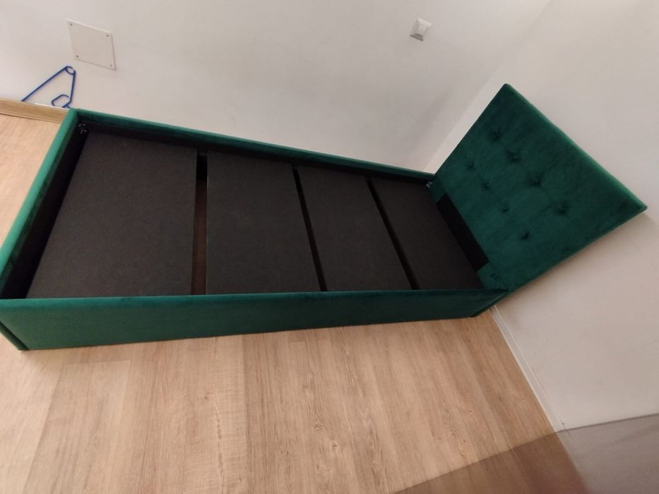 Vând pat tapițat din catifea verde smarald 90/200