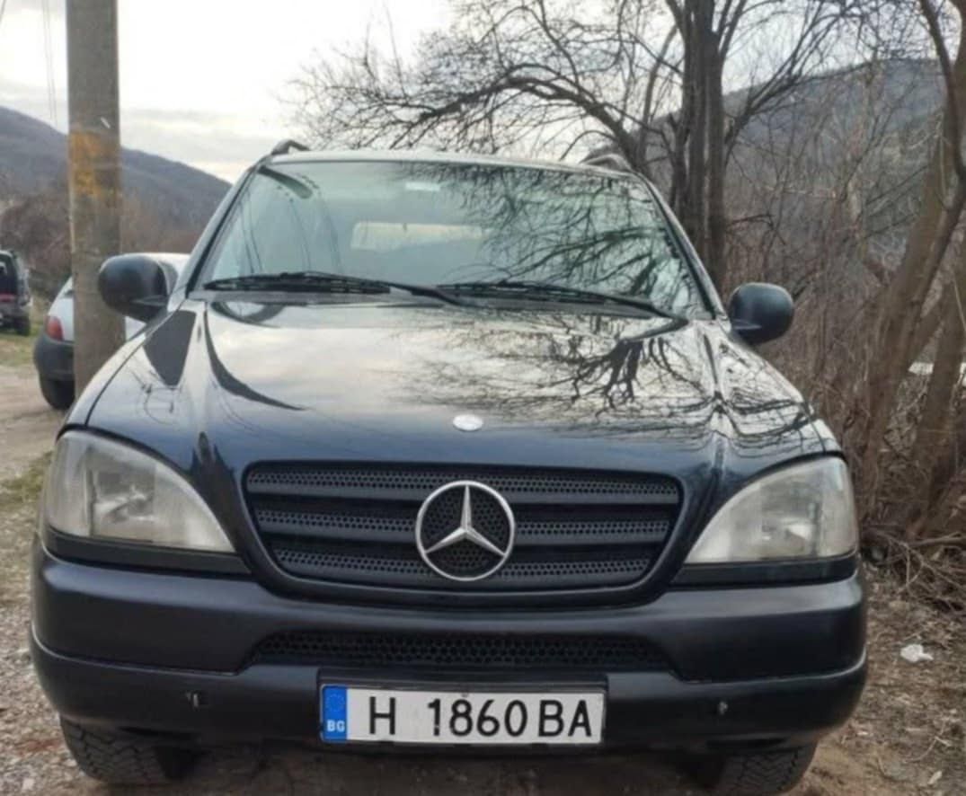 Mercedes ML 230.