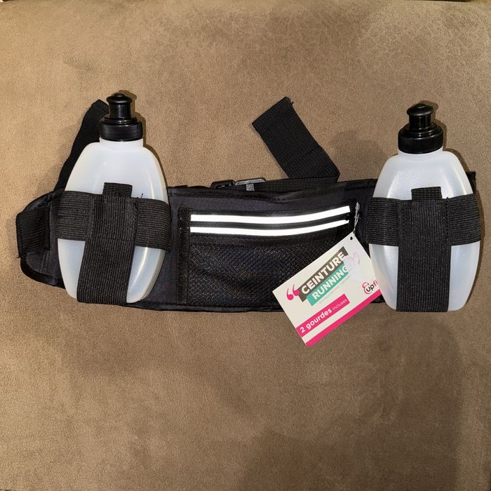 Спортен колан за бягане с две бутилки за вода.
