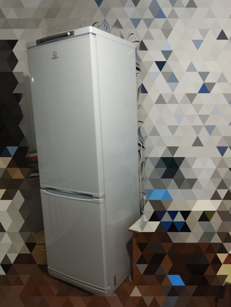 Холодильник Indesit 187см