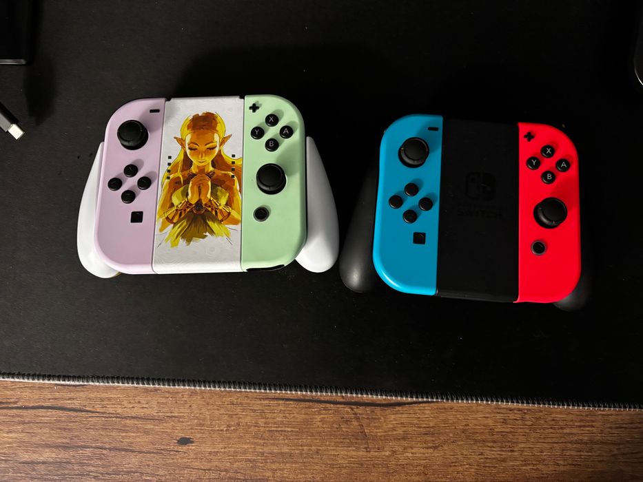 Consola Nintendo Switch (Husa, 2 Joycon-uri extra + suport Joycon-uri)