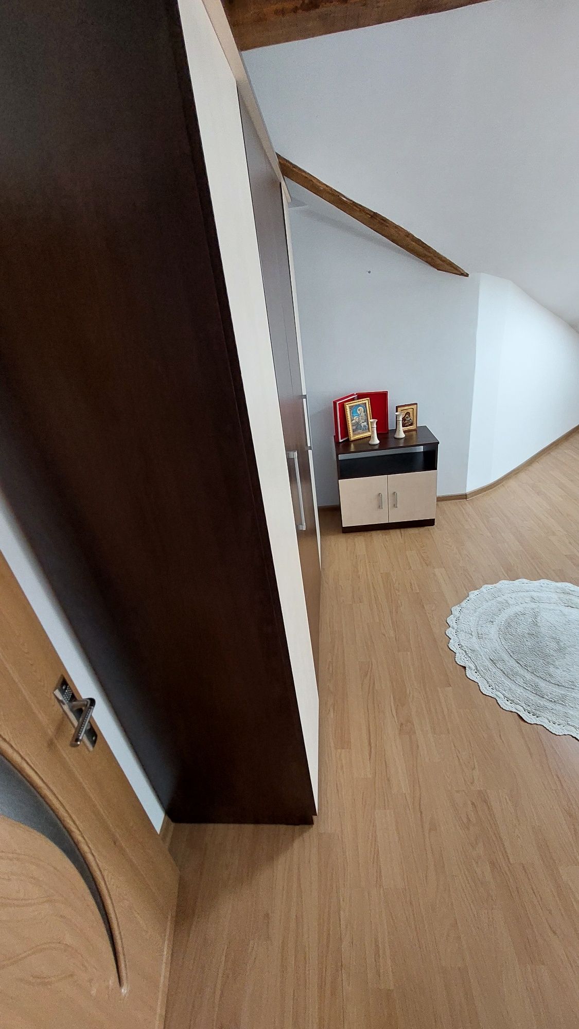 Apartament cu 3 camere la mansarda.