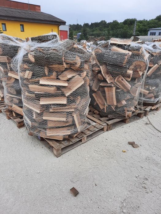 Vând lemn de foc stejar