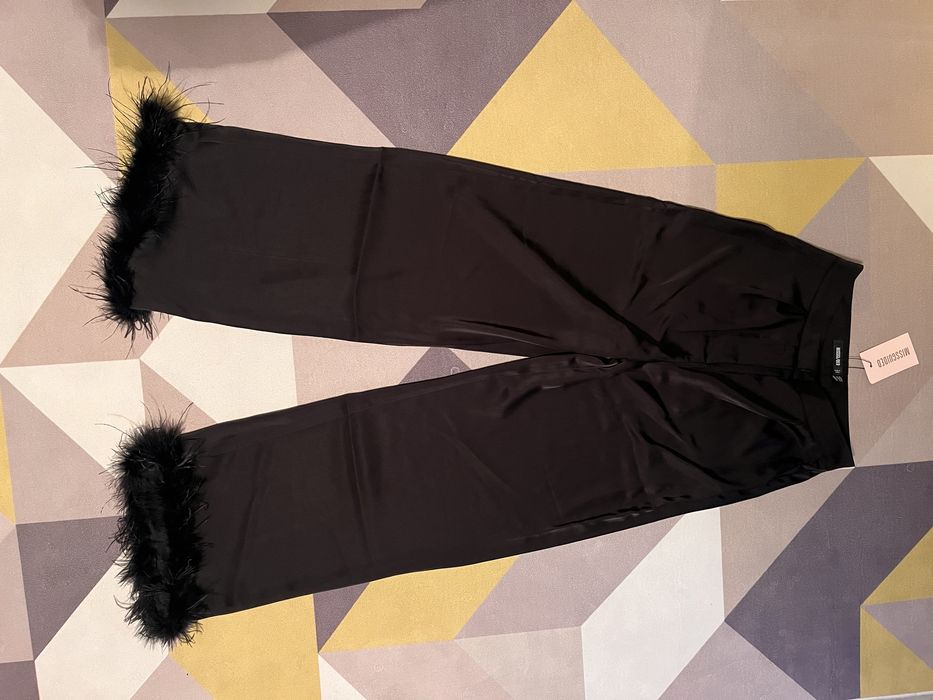 Черен панталон сатен с пера Missguided